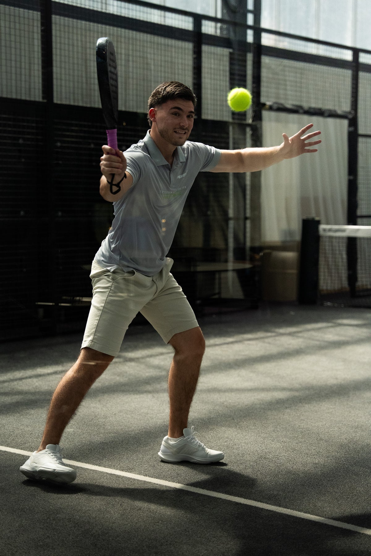 Jugador de pádel en pista
