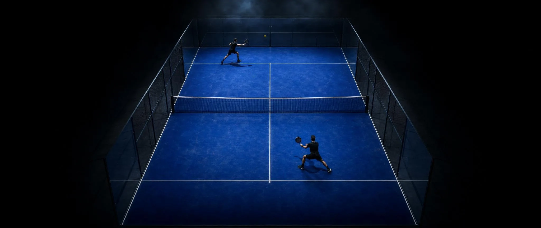 Jugadores de pádel en cancha